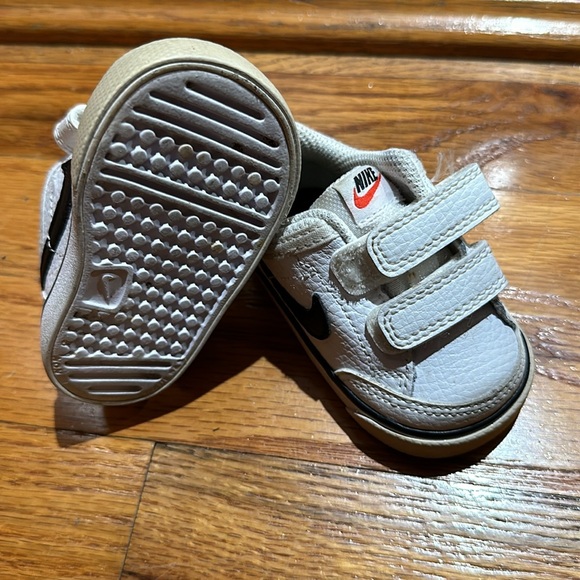 Baby Nikes - Picture 3 of 3